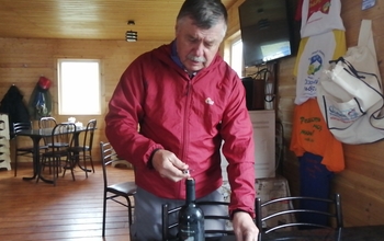 Комаров Игорь Николаевич - наш друг и частый гость - презентовал бутылочку прекрасного вина, ровесницу нашего лагеря!